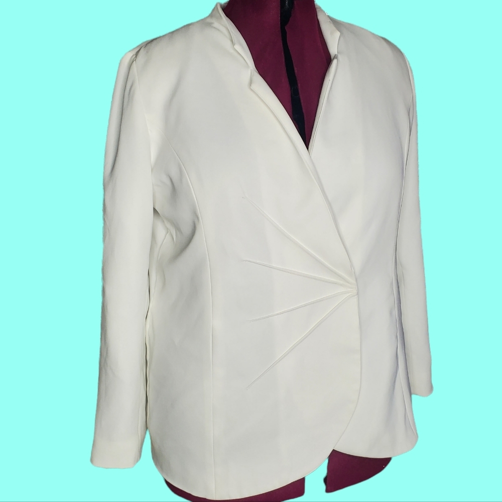 D. Vine White Blazer with Interior Lining (Plus)